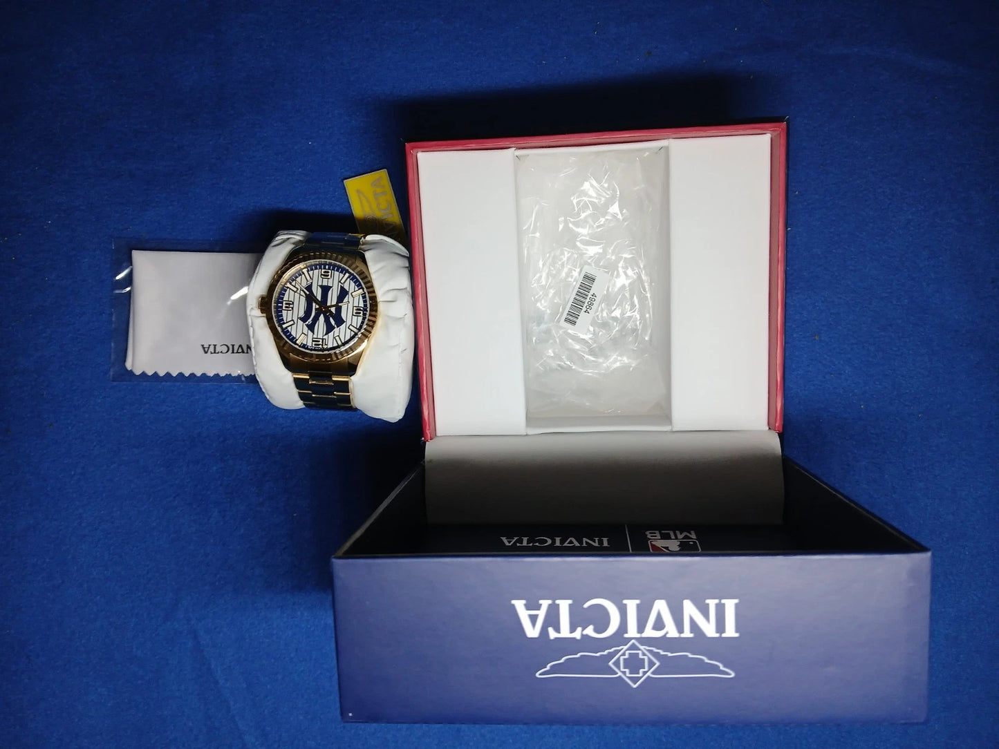 Invicta 49864 Specialty New York Yankees Edition 43mm Gold Silver Dial NIB